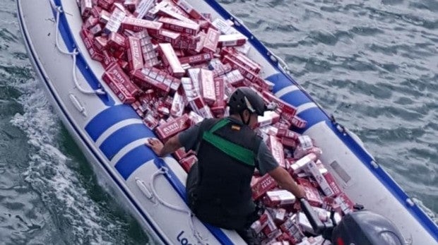 Contrabandistas lanzan cajas de tabaco al río Guadiaro en Cádiz para evitar ser detenidos