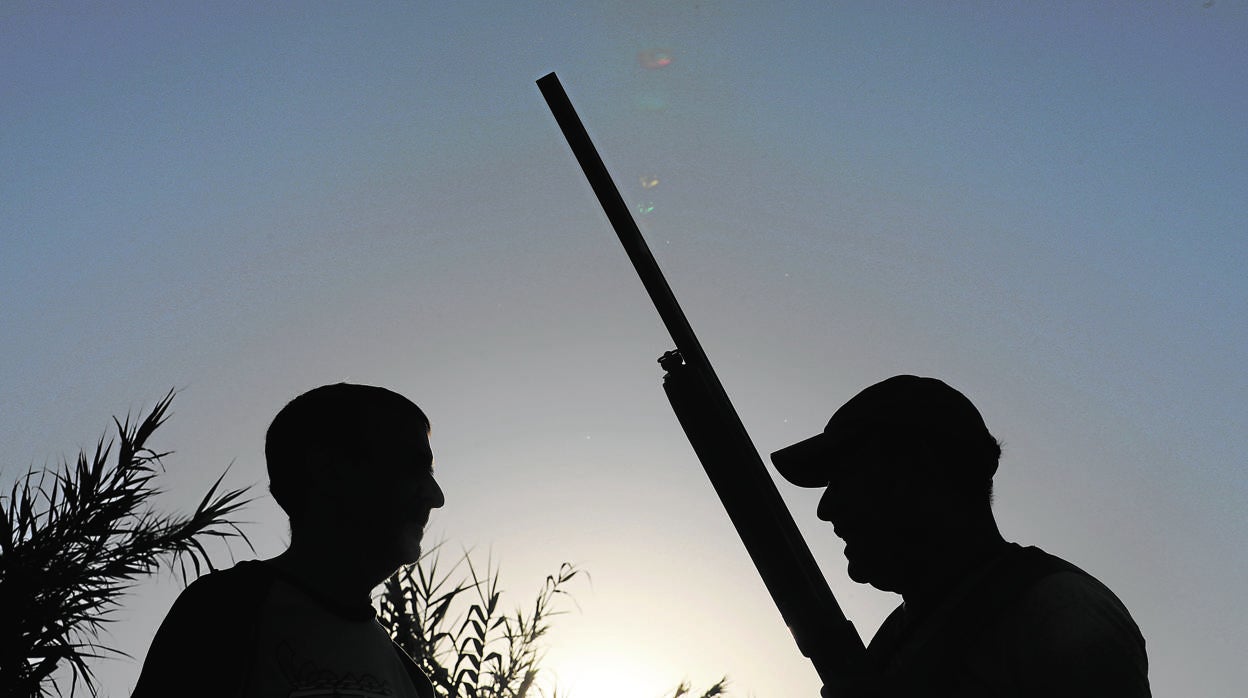 Dos cazadores al inicio de una jornada de caza en la sierra de Córdoba