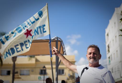 Un vecino de San Martín del Tesorillo con una bandera independentista