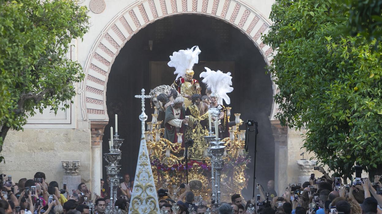 La imagen del Señor de la Humildad y la Paciencia en su salida de la Catedral