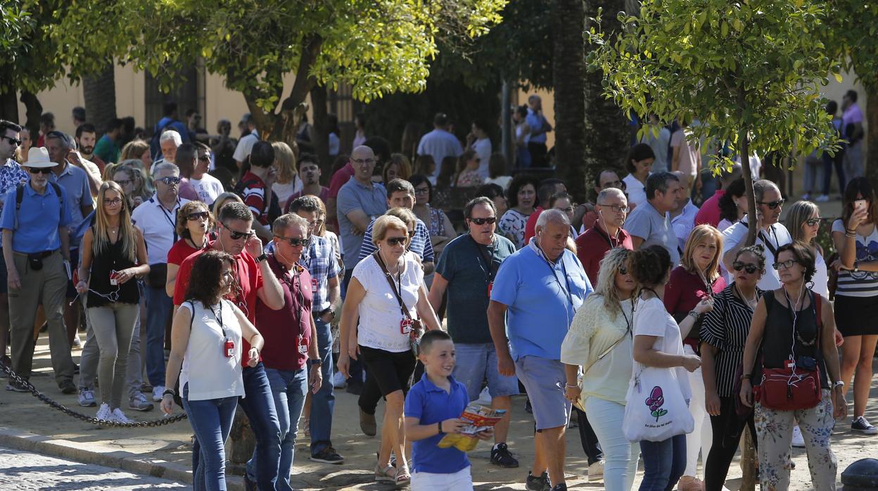 Aluvión de turistas en Córdoba en el Puente del Pilar