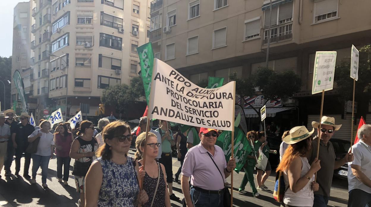 Manifestantes por la sanidad en Málaga