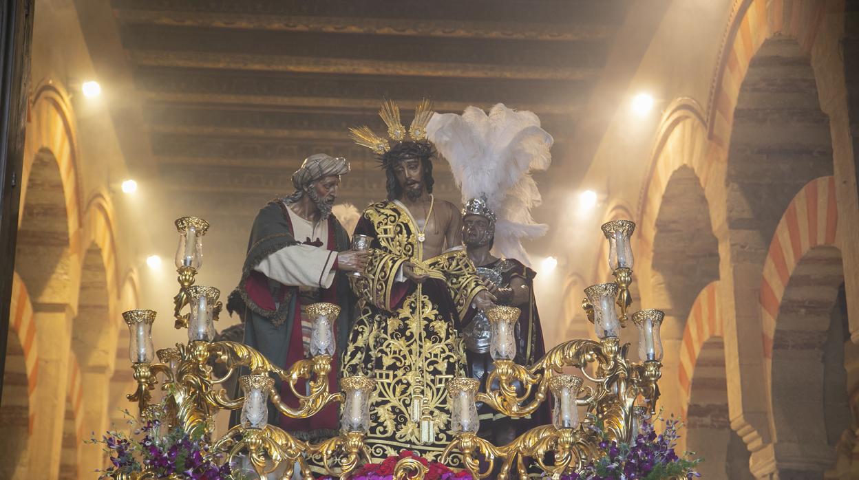 El Señor de la Humildad y Paciencia en el interior de la Mezquita-Catedral