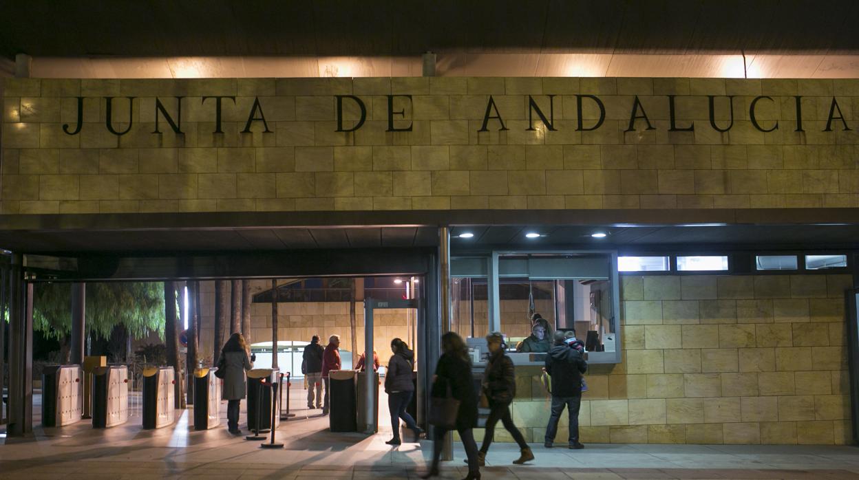 Puerta de entrada a Torretriana, sede de la Consejería de Hacienda y Administración Pública