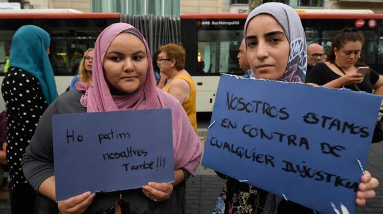 Dos mujeres se manifiestan en Barcelona contra los atentados de Las Ramblas