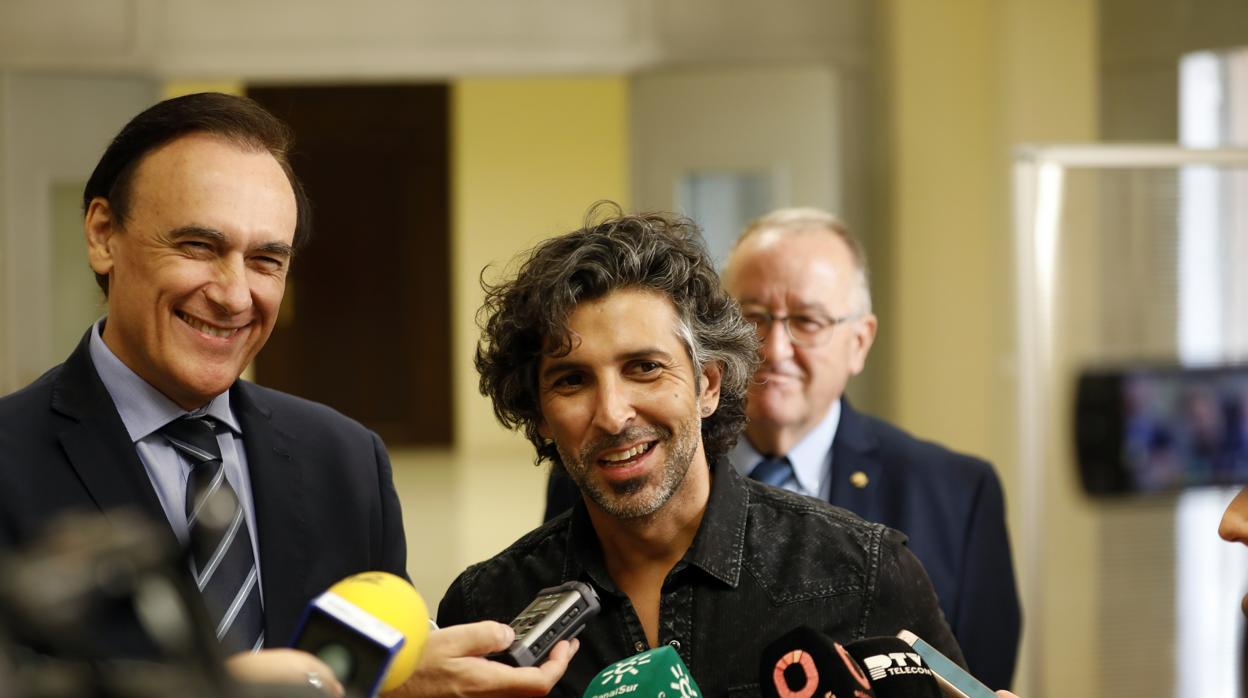 Arcángel, con el rector, en la presentación de su primera temporada en la Cátedra de Flamencología