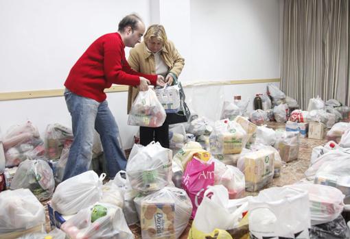 Recogida de alimentos y ropa en Cáritas Córdoba