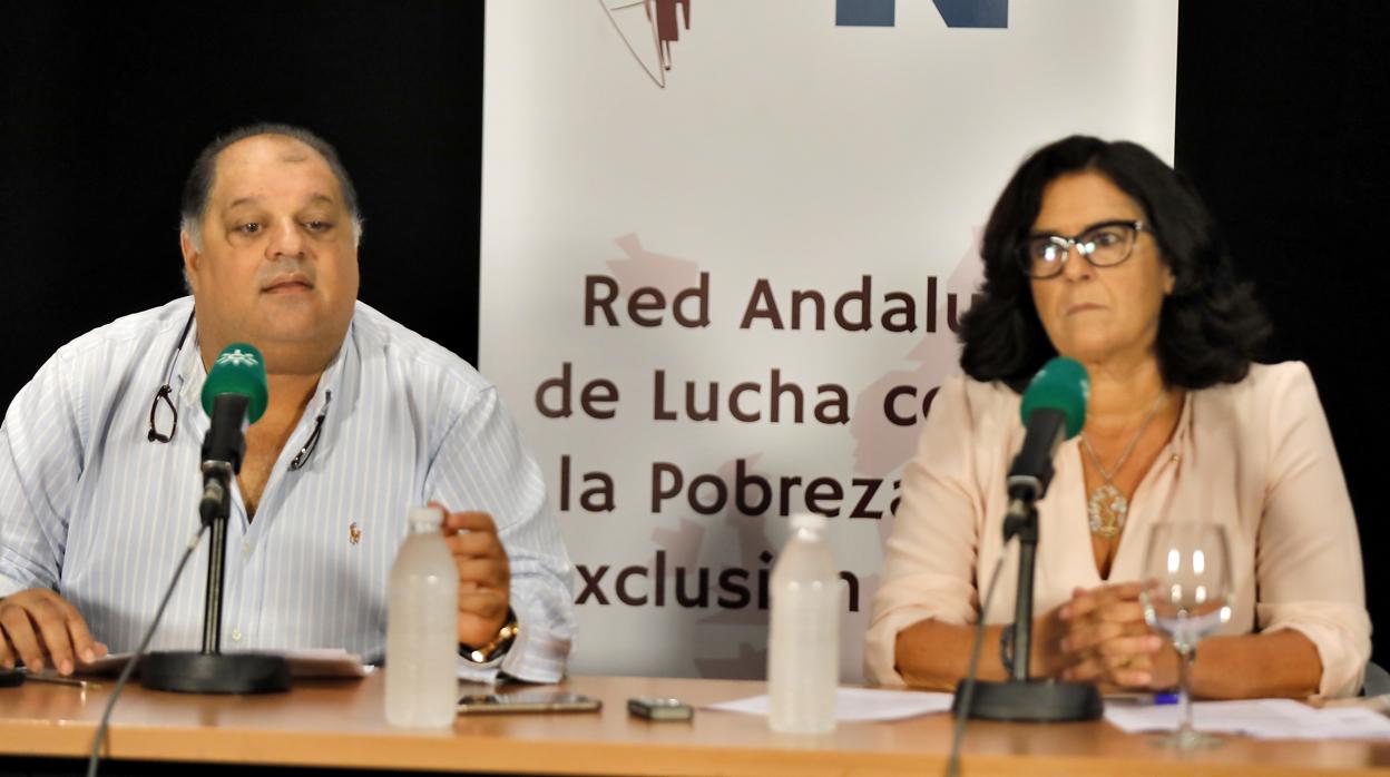 Juan Reyes, presidente de la Red EAPN Andalucía, y Susana González, vocal, durante la presentación del informe