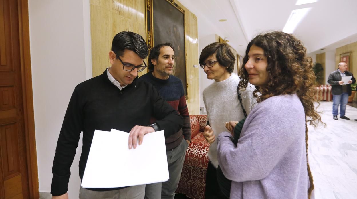 Juan Hidalgo, entre Pedro García y Amparo Pernichi, en un pleno del Ayuntamiento de Córdoba