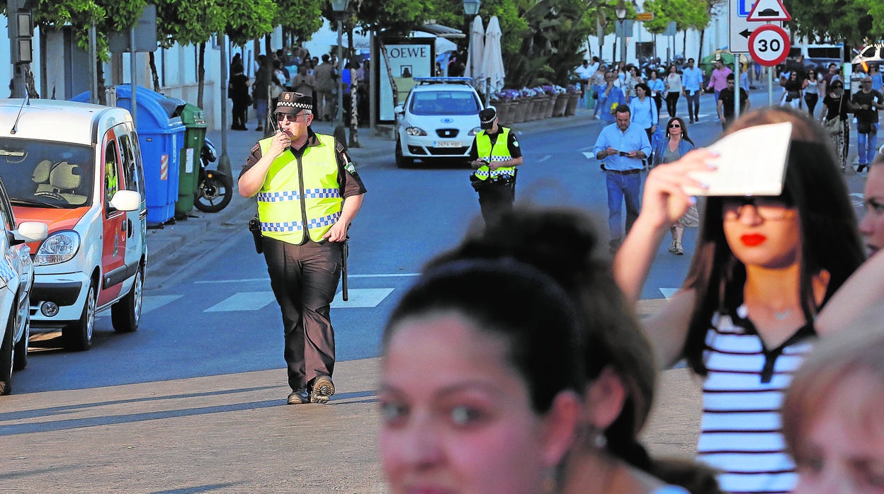 Agentes de la Policía local en una procesión de Semana Santa