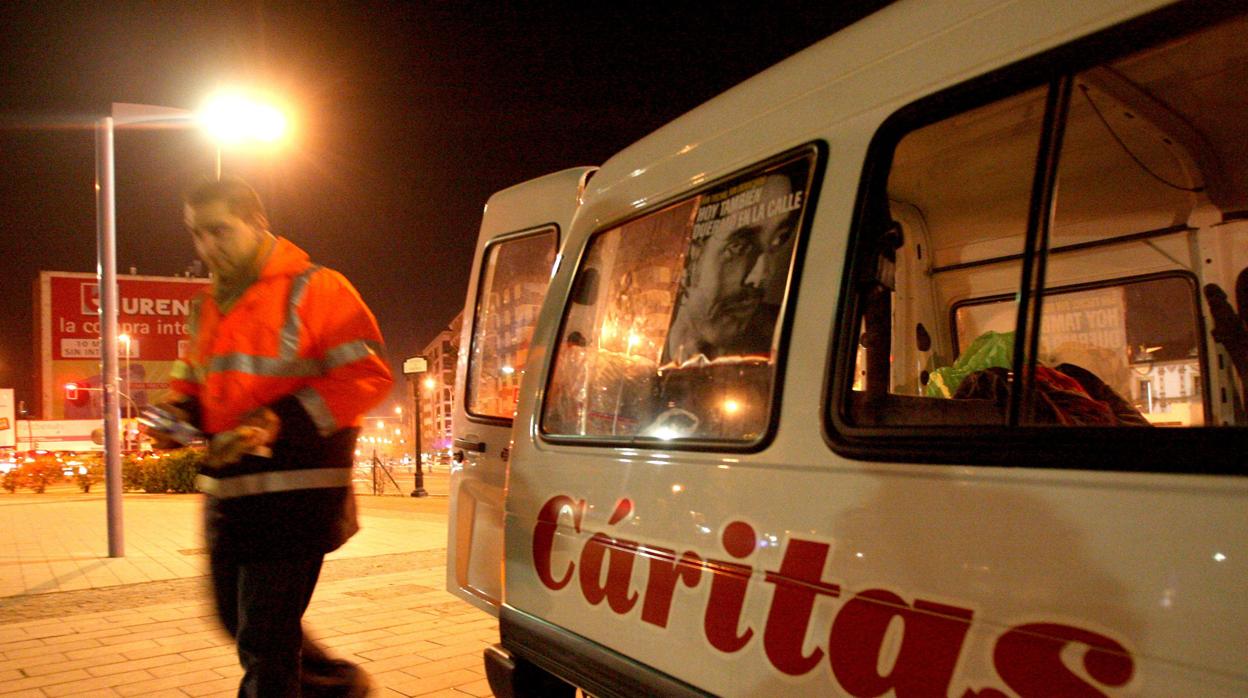 Una de las furgonetas de ayuda nocturna de Cáritas en Córdoba