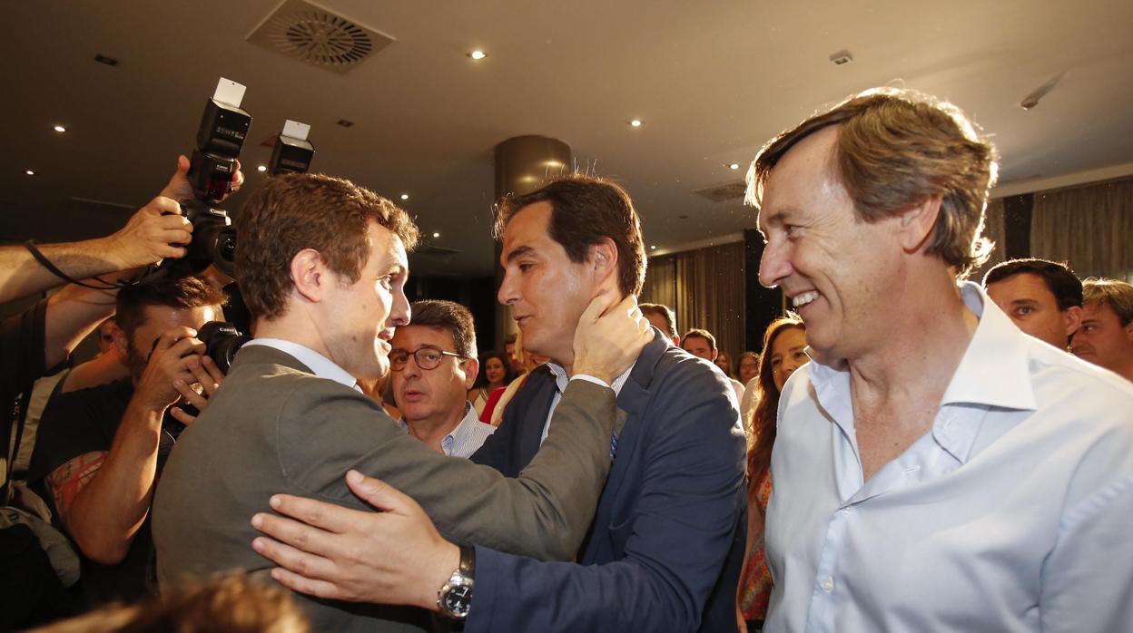 Casado saluda a Nieto en su primer acto en Andalucía, en Córdoba, como presidente del PP