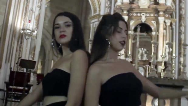 Dos jóvenes «feministas», denunciadas por el Obispado de Almería tras grabar un videoclip en la Catedral