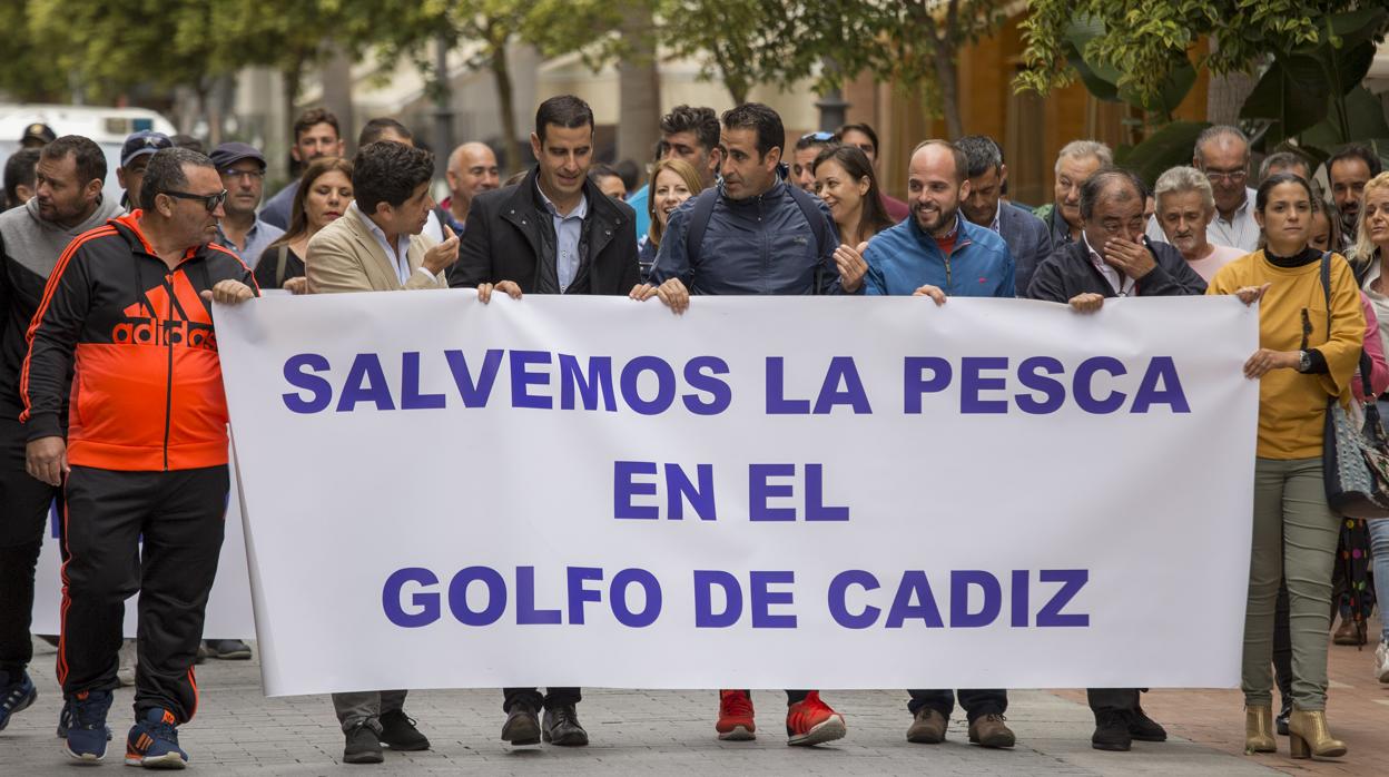 Manifestación en Huelva del sector pesquero para mostrar su rechazo a la política europea en materia de descartes