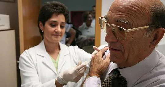 Las personas mayores deben acudir a su centro de salud para vacunarse