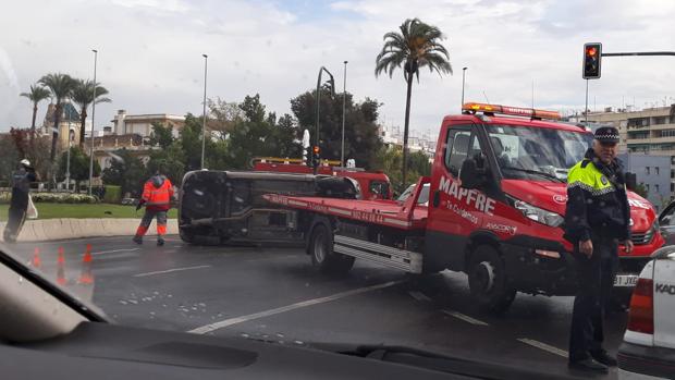 La lluvia provoca el vuelco de un vehículo en la glorieta de la Cruz Roja en Córdoba