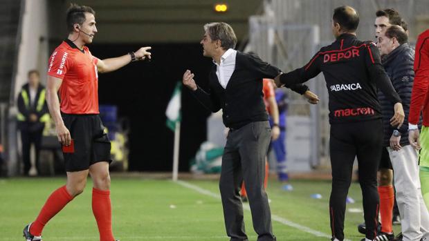 Córdoba CF | El Deportivo de la Coruña acabó con nueve jugadores el duelo en El Arcángel