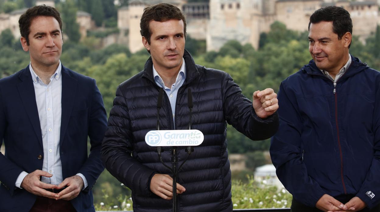 El presidente del PP, Pablo Casado (c), y el presidente del PP-A, Juanma Moreno (d), este sábado en Granada