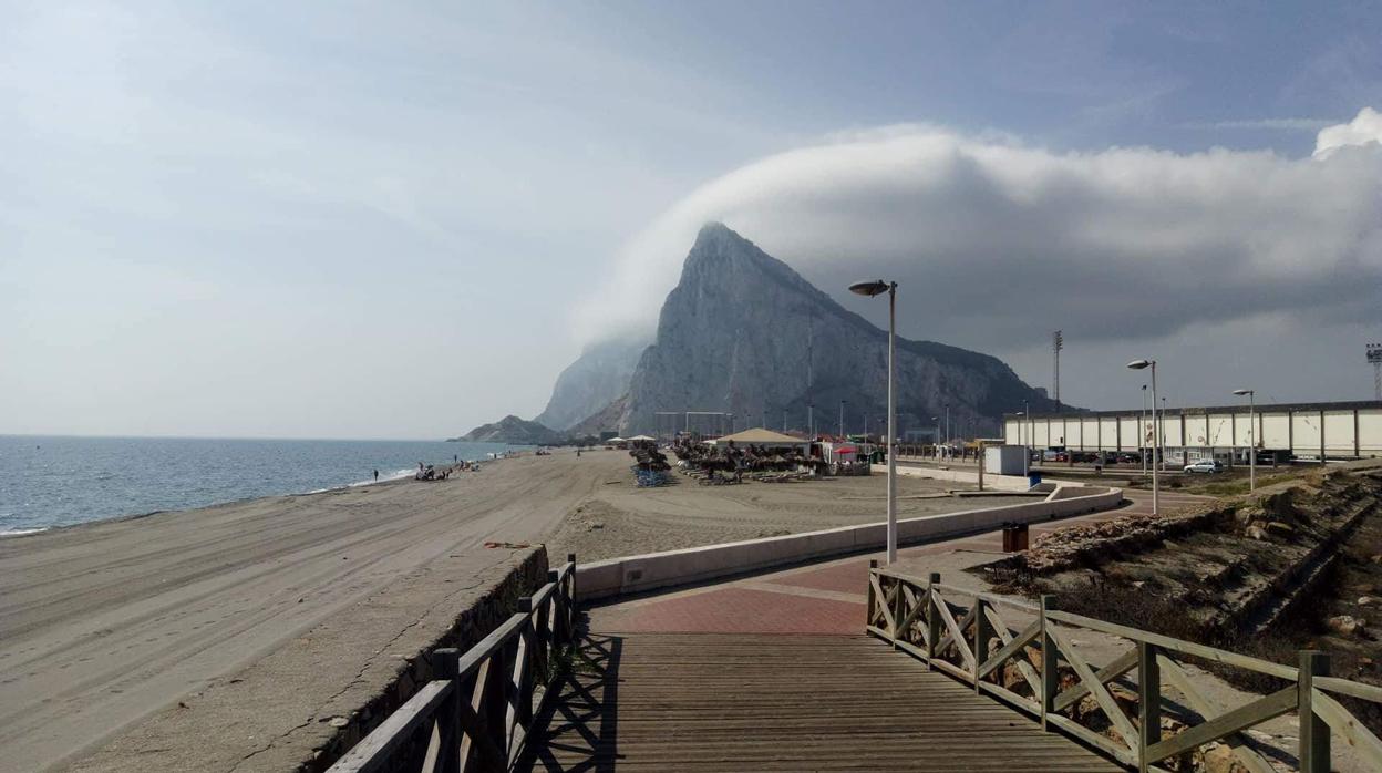 Imagen de la playa de Santa Bárbara de La Línea, que linda con Gibraltar.