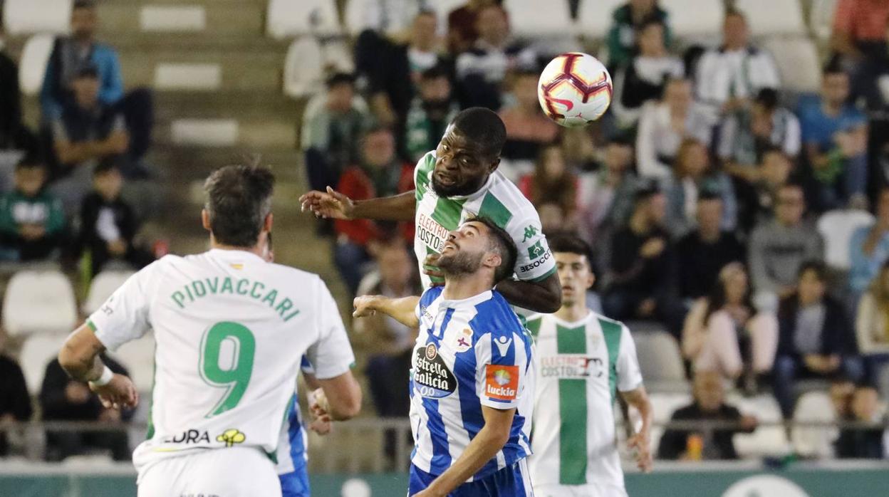 Franck Bambock corta de cabeza una acción frente al Deportivo de la Coruña