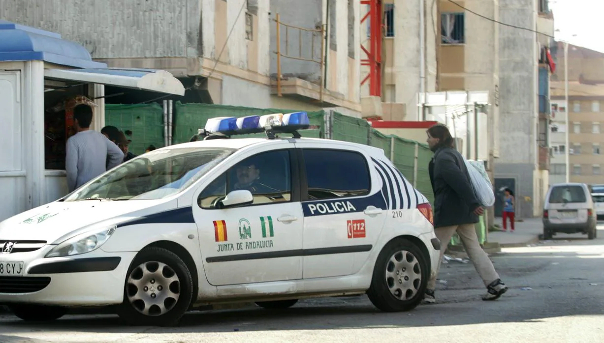 Un vehículo de la Unidad de Policía Adscrita a la Junta patrulla por las calles de un barrio