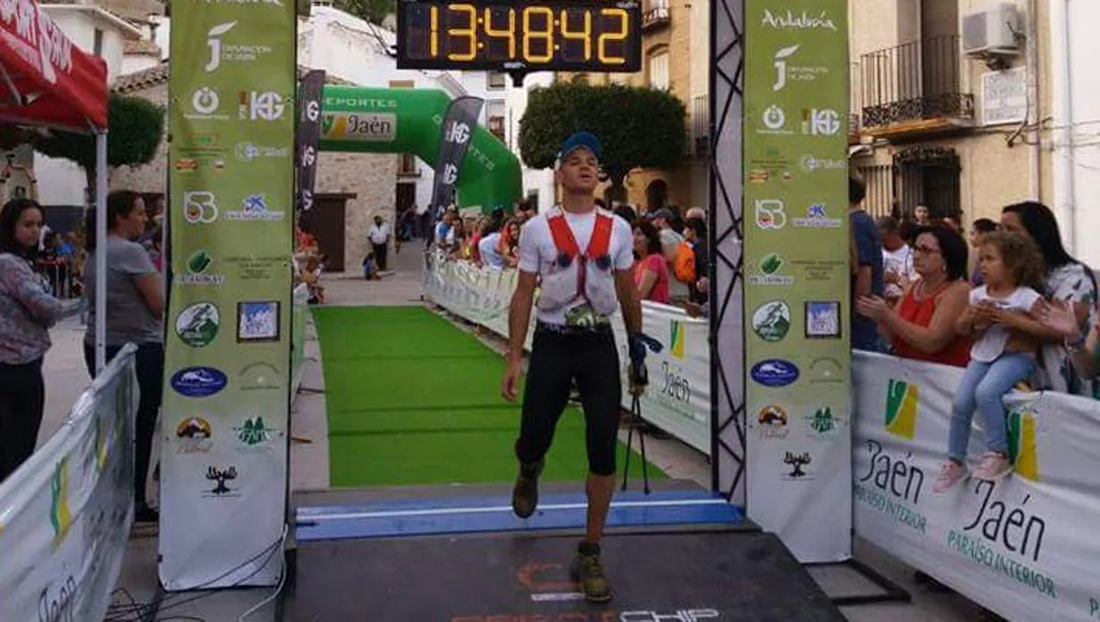 Rafael Fernández atraviesa la línea de meta en la competición de Sierra de Segura