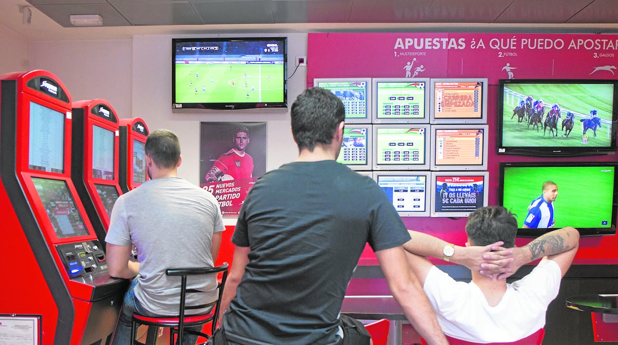 Jóvenes en un salón de apuestas deportivas