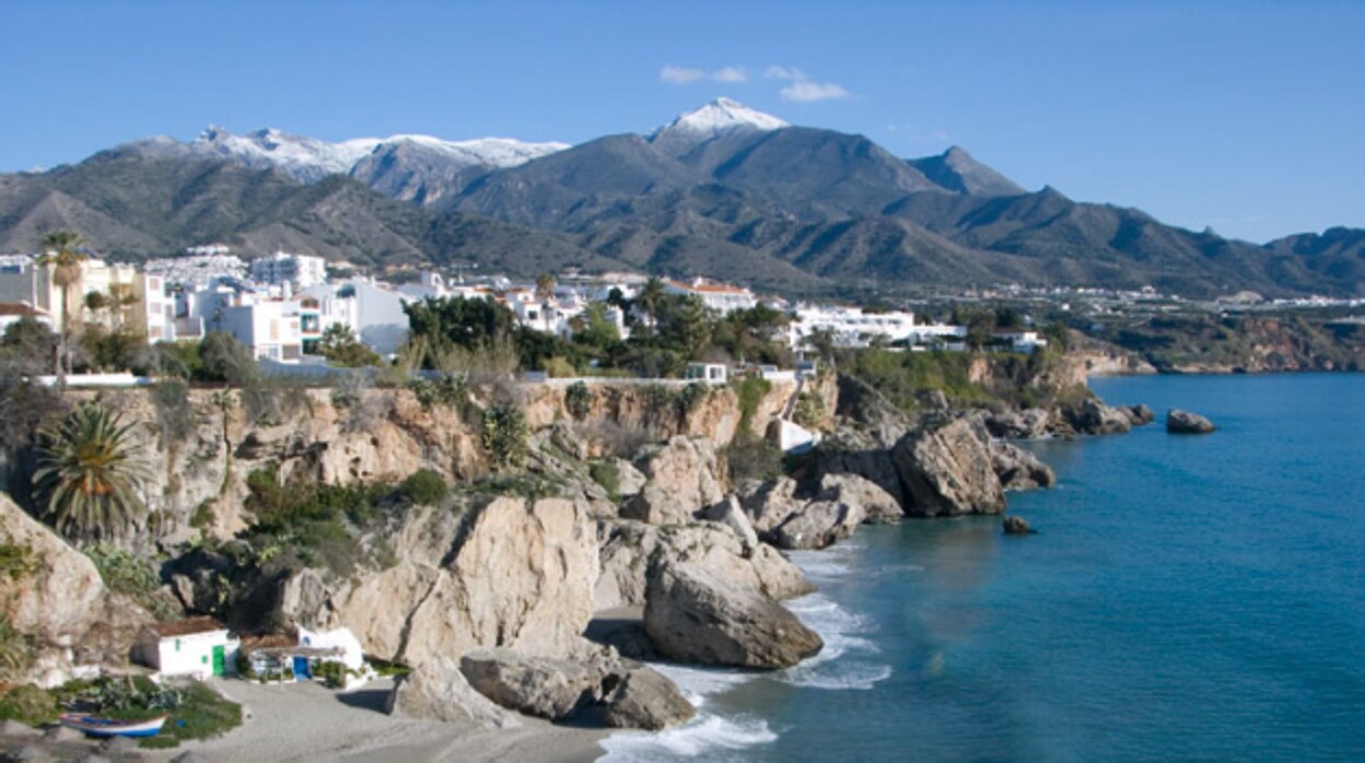 Vista de la costa de Nerja en Málaga