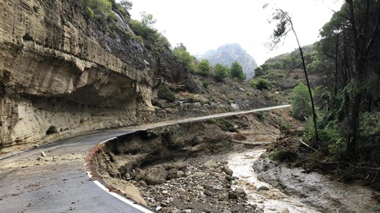 Destrozos en el entorno del Caminito del Rey