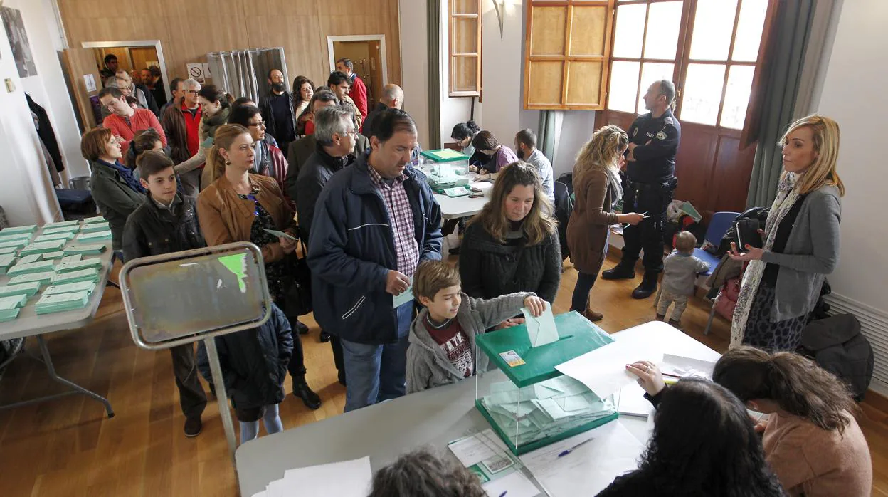Andaluces votando en las pasadas elecciones autonómicas en Córdoba capital
