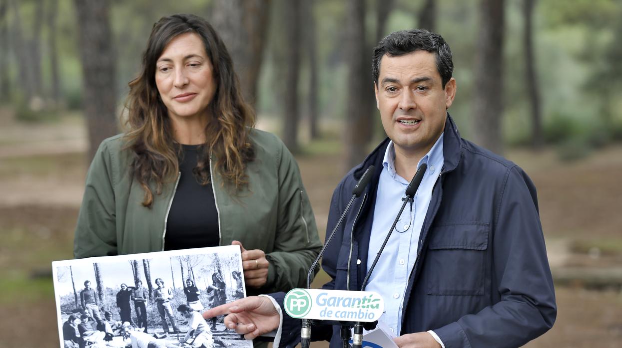 Juanma moreno y Loles Lopez en los pinares de La Puebla del Río