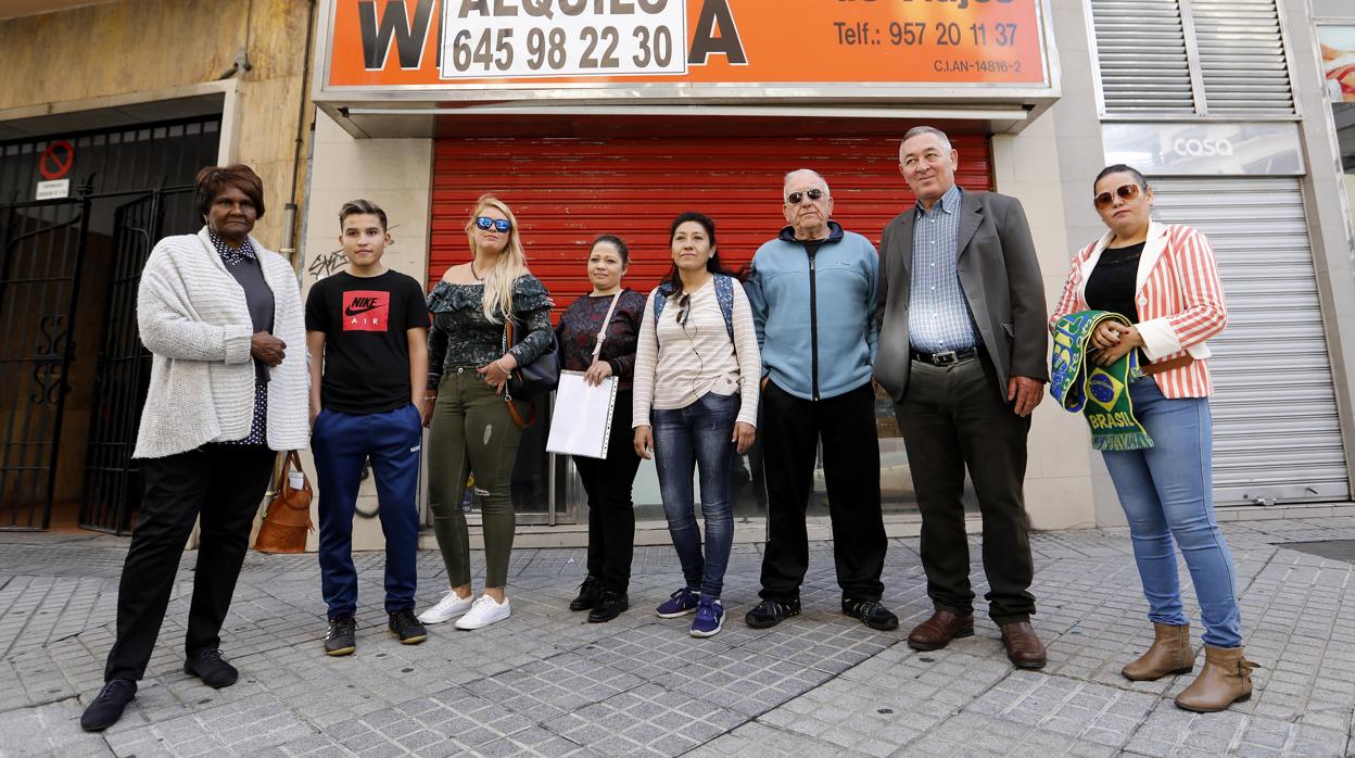 Algunas de las familias afectadas, frente a la sede de la agencia en Córdoba