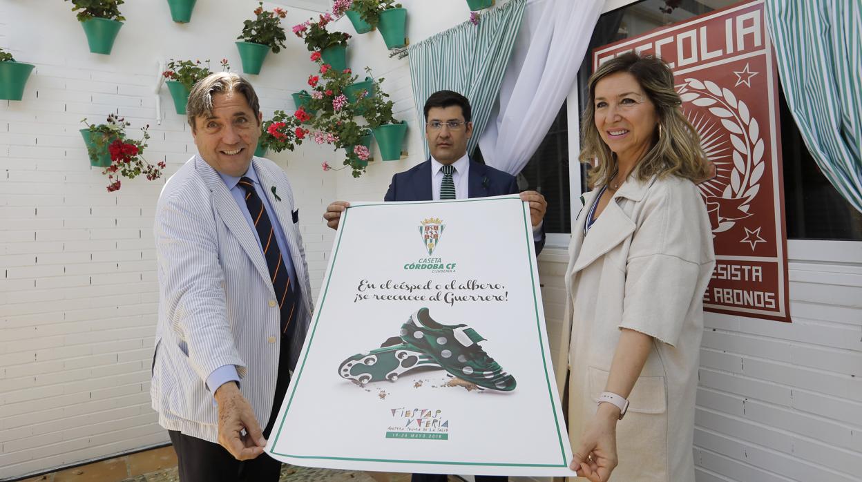 Joaquín Zulategui, a la izquierda, junto al presidente blanquiverde, Jesús León, en el centro