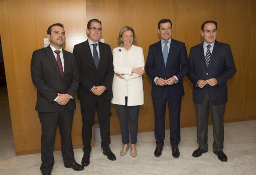 De derecha a izquierda: Fernando del Valle, director de la Edición de Andalucía de ABC, Sergio Corral, director general de la Fundación Unicaja, Catalina Luca de Tena, presidenta-editora de ABC, Juanma Moreno, presidente del PP andaluz, y Javier González de Lara, presidente de la Confederación de Empresarios de Andalucía