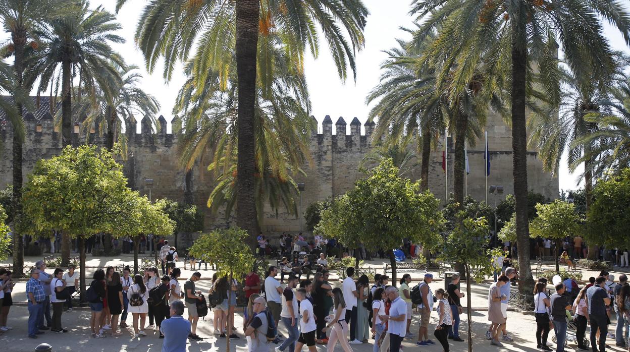 Fila de turistas esperando su entrada en el Alcázar de los Reyes Cristianos de Córdoba