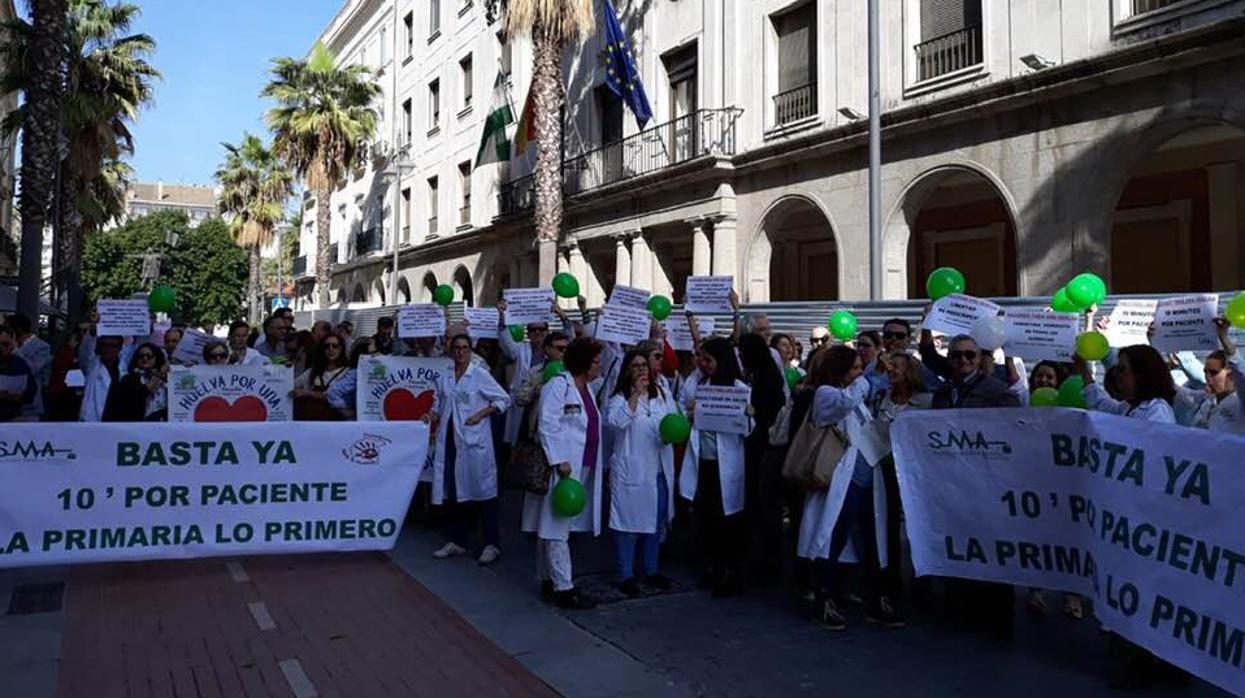 Un momento de la concentración ante la sede de la Delegación de Salud en Huelva