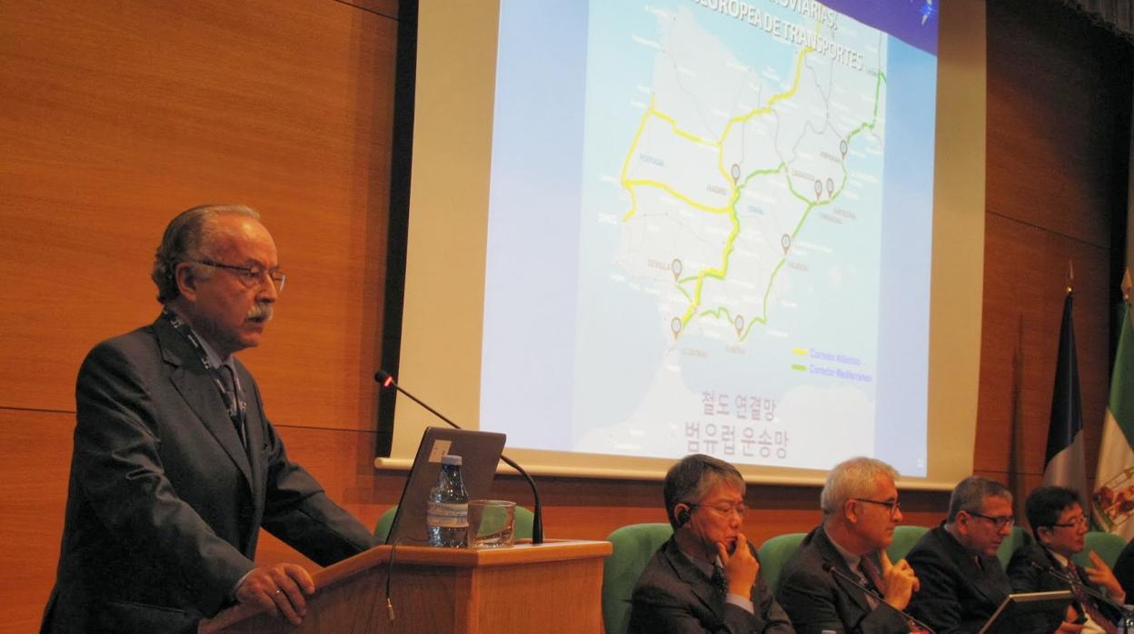 Manuel Morón, durante una intervención relativa al corredor ferroviario.