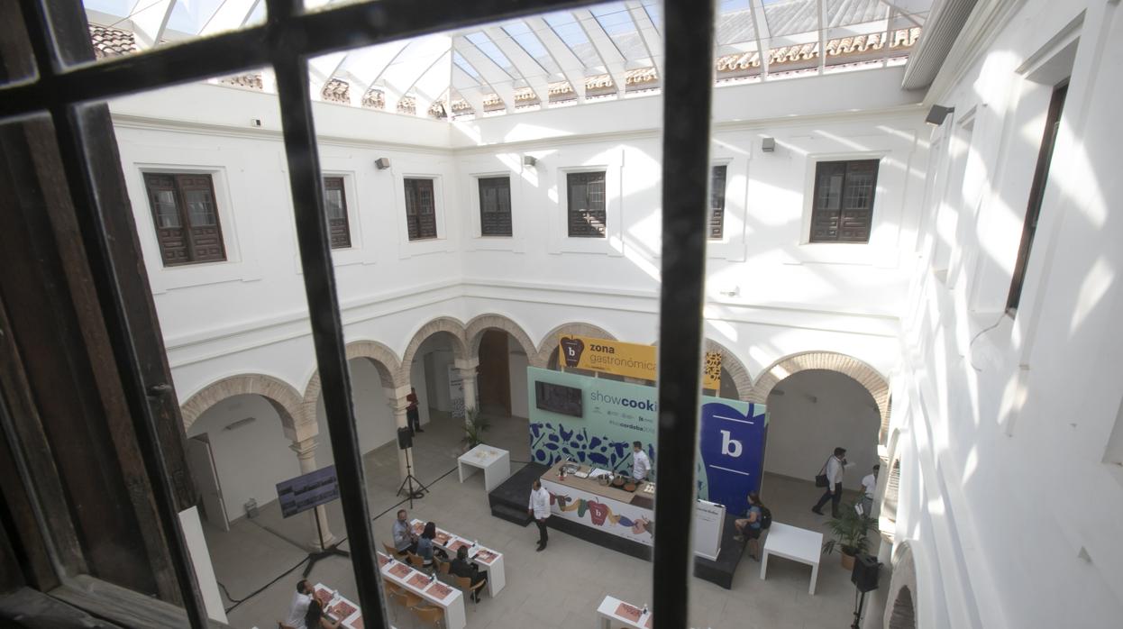 Actividad en la feria Biocórdoba en el Patio Azul, que se ha cubierto, del remozado Palacio de Congresos