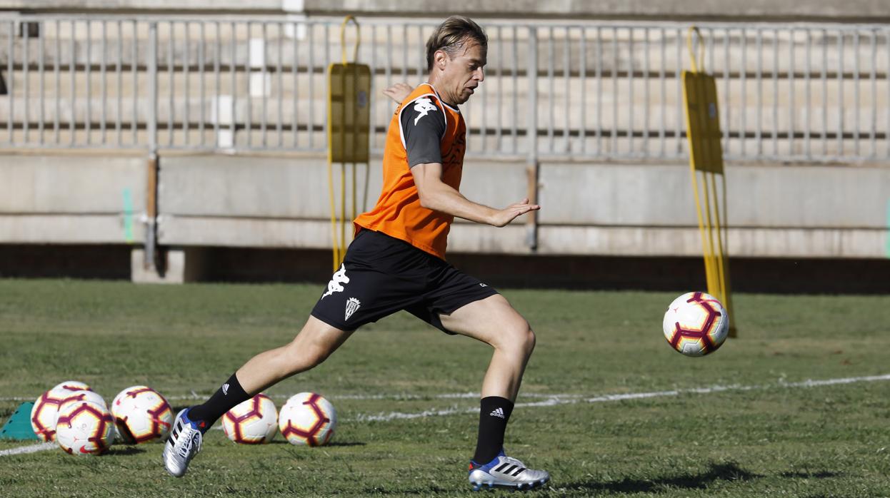 El medio del Córdoba Javi Lara golpea el esférico