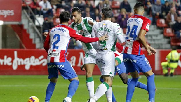 El Córdoba CF frena su mala dinámica fuera de casa con un empate contra el Sporting de Gijón (0-0)