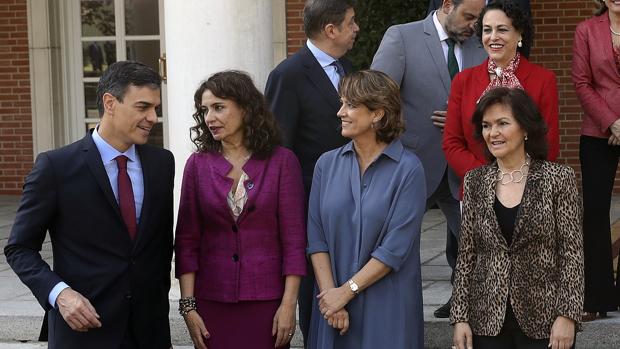 Pedro Sánchez junto a algunas de sus ministras en el Gobierno