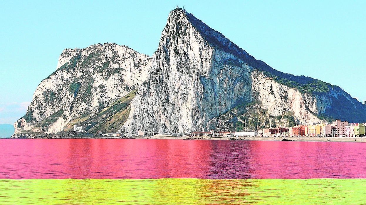 Peñón de Gibraltar con las aguas teñidas con los colores de la bandera nacinoal