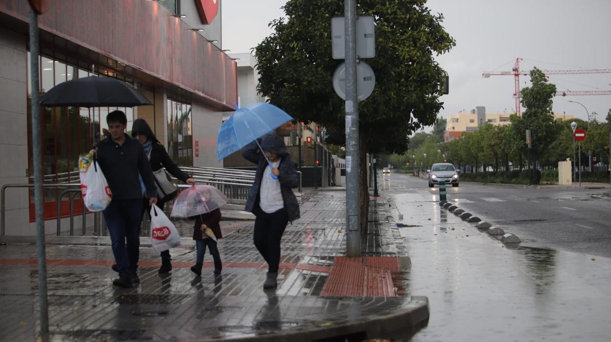 Imagen de una famila mientras caía una lluvia intensa