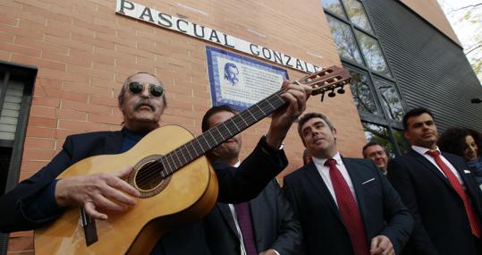 Pascual González toca la guitarra en la calle rotulada con su nombre en Sevilla
