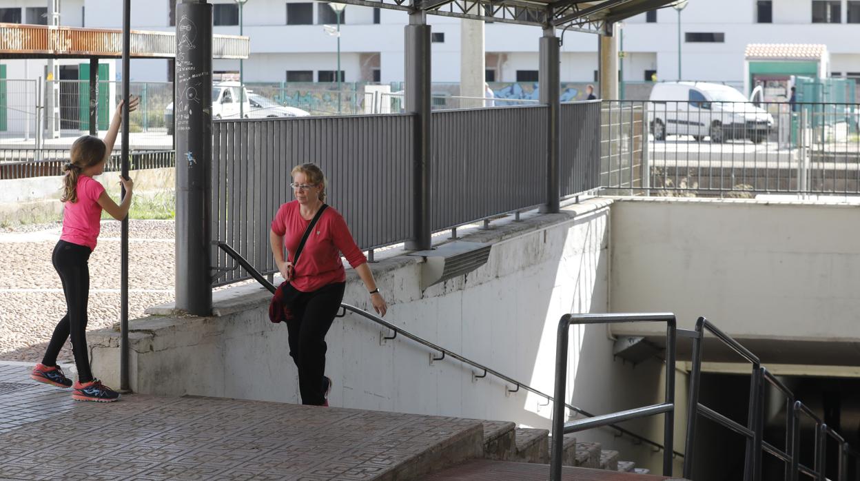 Una mujer en el apeadero de Villarrubia