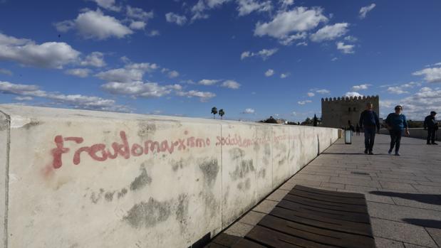 El Puente Romano de Córdoba aparece con pintadas políticas