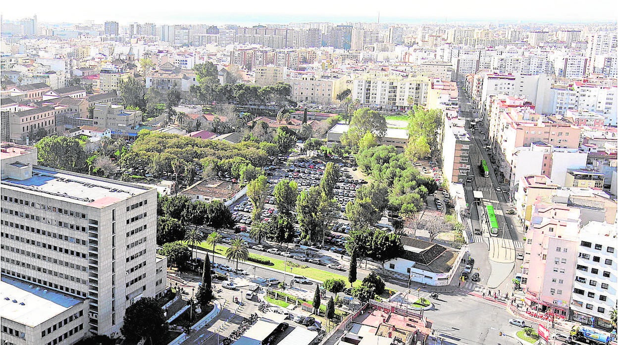 Hospital Materno y enfrente, el parking del Civil hasta donde llegará el tranvía proyectado por la Junta