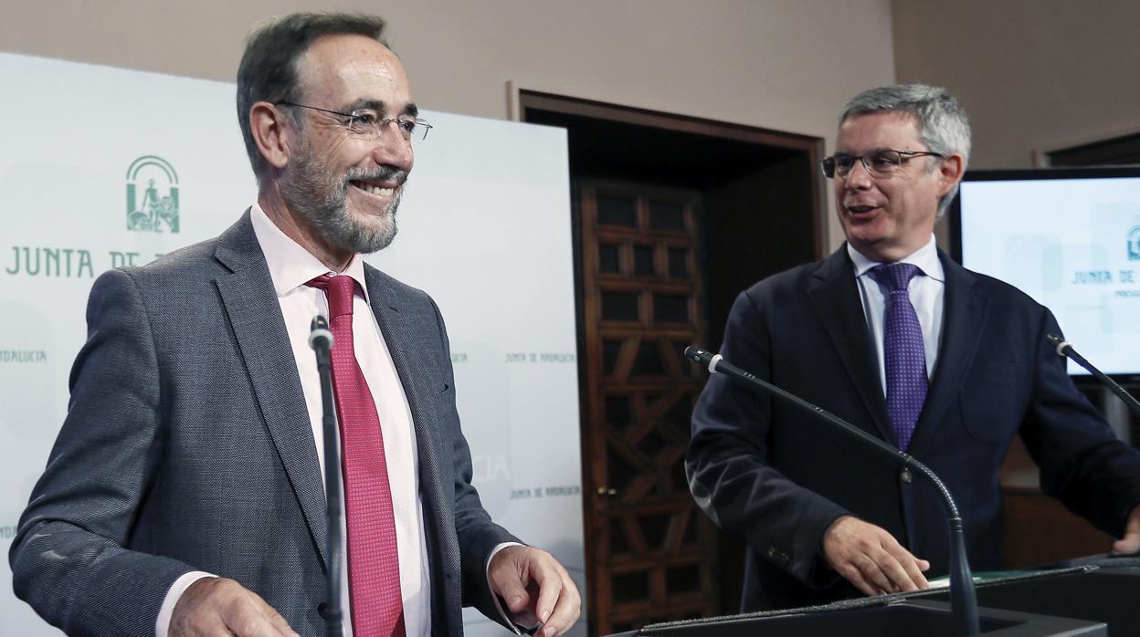 El consejero de Fomento de la Junta de Andalucía, Felipe López (i), y el portavoz del Ejecutivo, Juan Carlos Blanco, en la rueda de prensa tras el Consejo de Gobierno