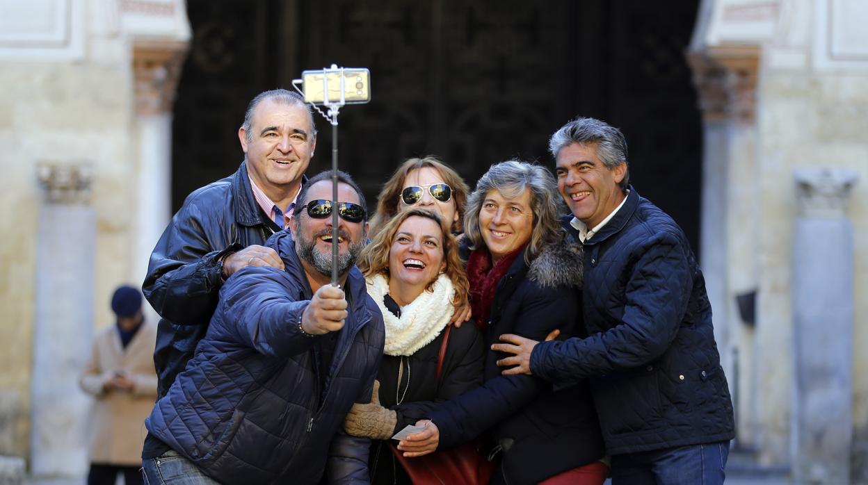 Un grupo de turistas en el Patio de los Naranjos de la Mezquita-Catedral de Córdoba