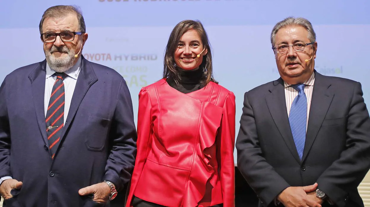Rodríguez de la Borbolla y Juan Ignacio Zoido, junto a la periodista Eva Saiz